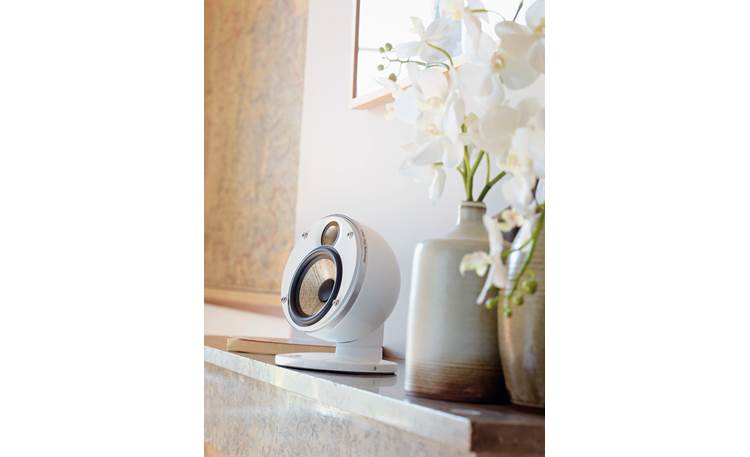 Focal Dôme Flax Ultra-compact design and integrated stand/mount