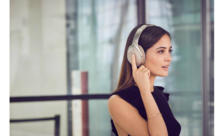 Sony WH-1000XM2 Adaptive noise cancellation adjusts to your surroundings, movement, and even your altitude