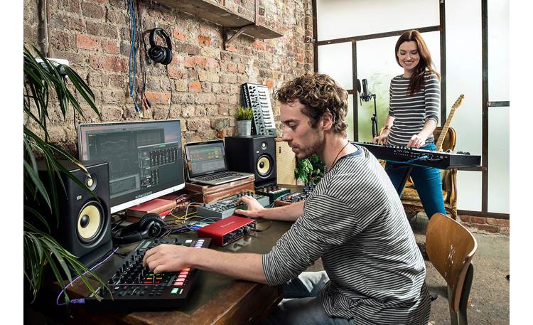 Focusrite Scarlett 8i6 (3rd Generation) Low latency lets you record in real time using plug-in effects and virtual instruments