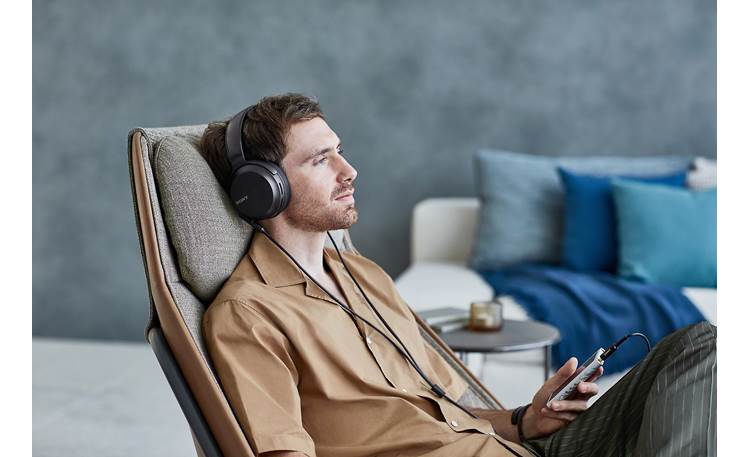 Sony MDR-Z7M2 Pairs with a Sony Walkman high-res player (sold separately) for a premium portable listening experience