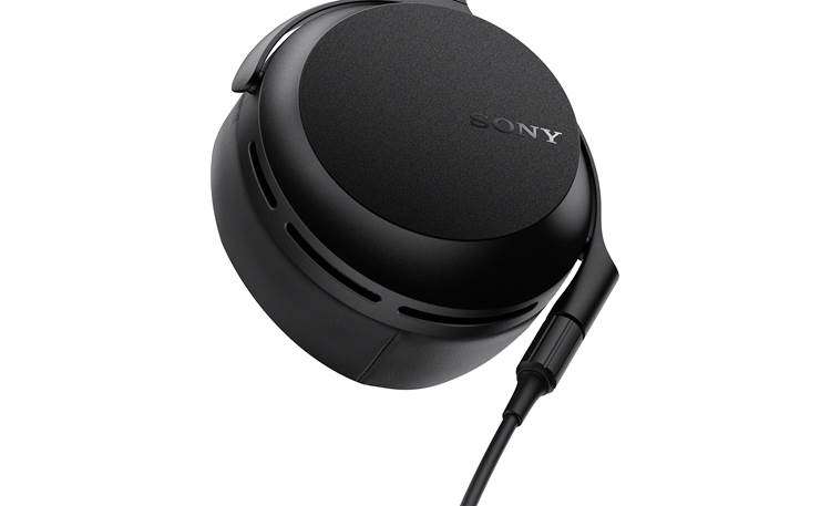 Sony MDR-Z7M2 Closeup of lightweight, durable earcups