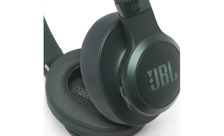JBL Live 500BT Control buttons on right earcup