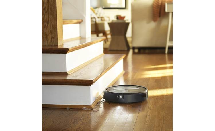 iRobot Roomba j7 Edge-sweeping brush moves dirt and debris toward the rubber roller-brushes and powerful suction