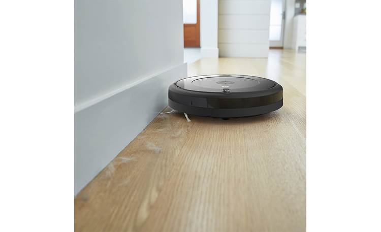 iRobot Roomba 694 Edge-cleaning brush gets into tight corners