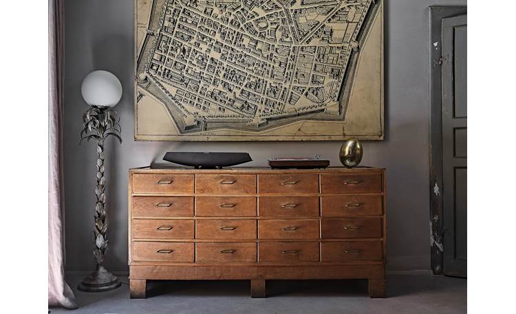 Sonus faber Omnia Omnia supports moving magnet turntables through its analog input (turntable in photo not included)