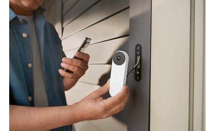 Google Nest Doorbell Wired (2. Gen) mevcut kapı zili kablolarınız ve çanalarınızla çalışır