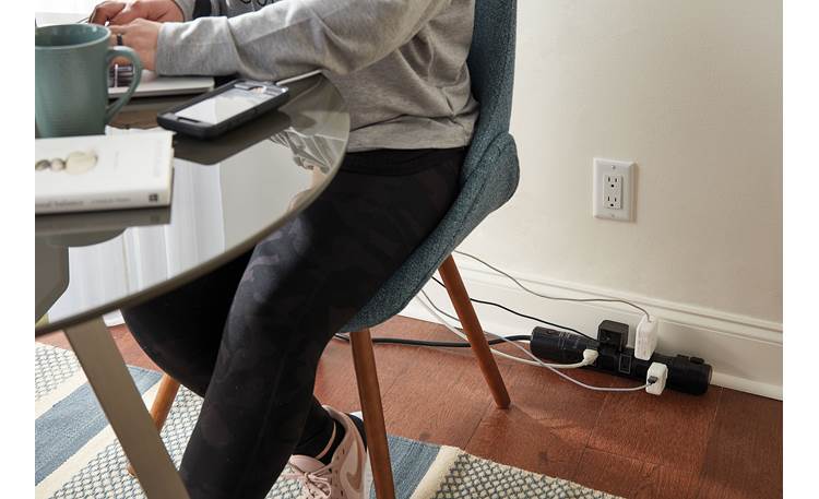 Sanus SA-PS80 The SA-PS80 can handle plugs of all sizes thanks to its six rotating outlets