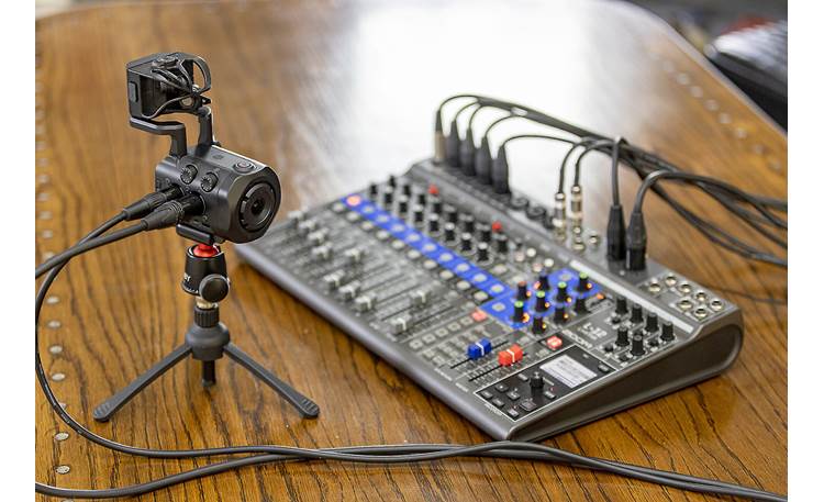 Zoom Q8n-4K Handy Connect a mixer (sold separately) to the XLR inputs to record more than four tracks