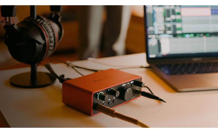 Focusrite Scarlett Solo Studio (4th Generation) Compact design fits most desktops