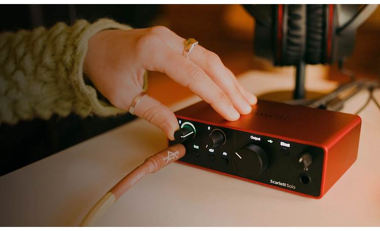 Focusrite Scarlett Solo Studio (4th Generation) Front-panel input accepts signals from guitars, basses, synths, and more