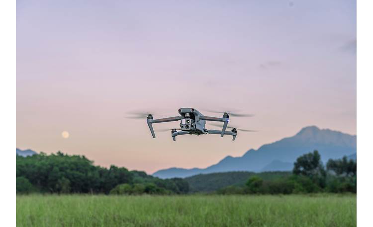 Autel Robotics EVO Max 4T SkyLink 3.0 low-latency transmission system lets you operate the drone within 12.4 miles