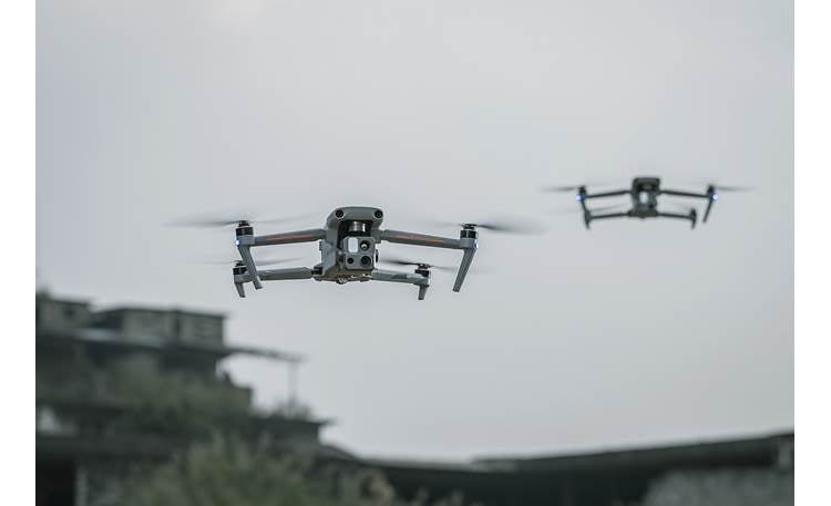 Autel Robotics EVO Max 4T Drone-to-drone mesh networking provides flexible fleet control, extends range, and helps resist interference
