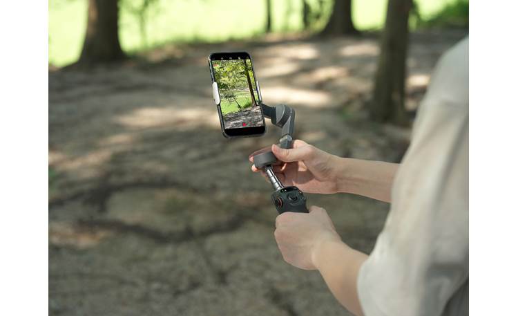 DJI Osmo Mobile 6 Use the extension rod to quickly capture dynamic angles