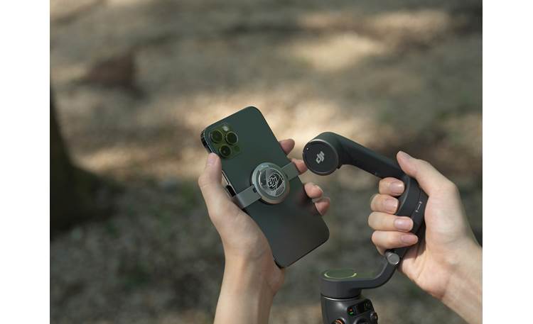 DJI Osmo Mobile 6 Quickly attach or detach your phone with the magnetic clamp