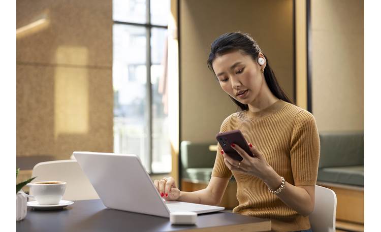 Denon PerL Pro Switch easily between your phone and computer
