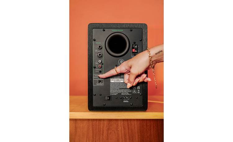 Mackie CR5BT Location switch optimizes sound for desktop or bookshelf placement