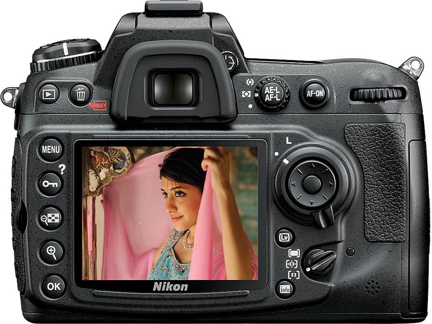 Nikon D300s Kit 12.3-megapixel digital SLR camera with 18-200mm