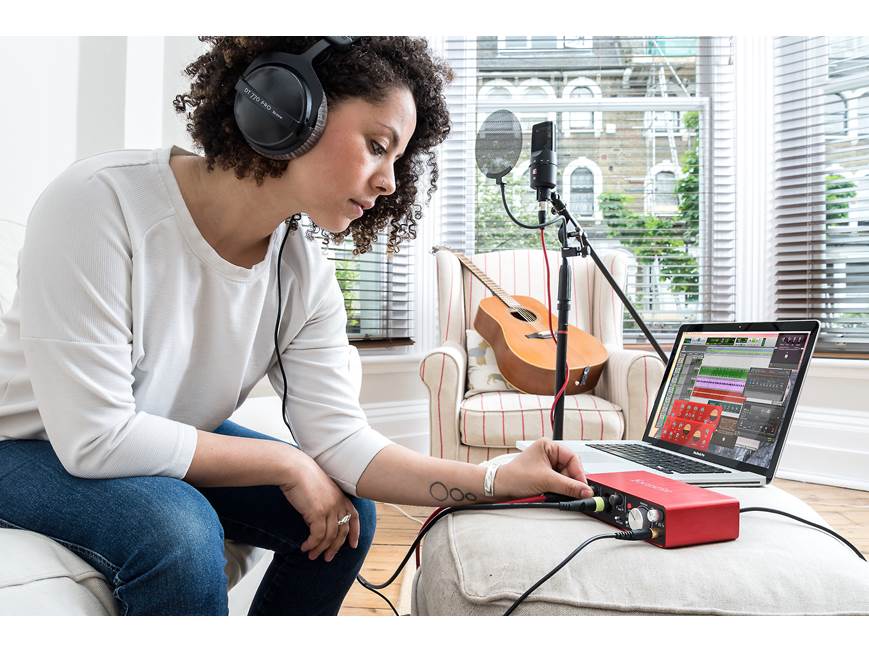 Focusrite Scarlett 2i2 Studio (Second Generation) Home recording