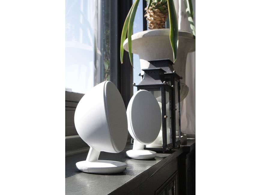 KEF EGG (White) Powered desktop speakers with Bluetooth® (White