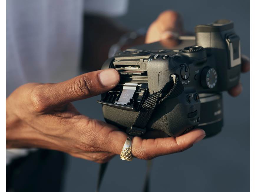 Canon EOS R7 Content Creator Kit R7 mirrorless camera with 18-45mm