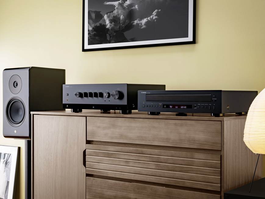 Yamaha CD-C603 5-disc CD changer with front-panel USB input at