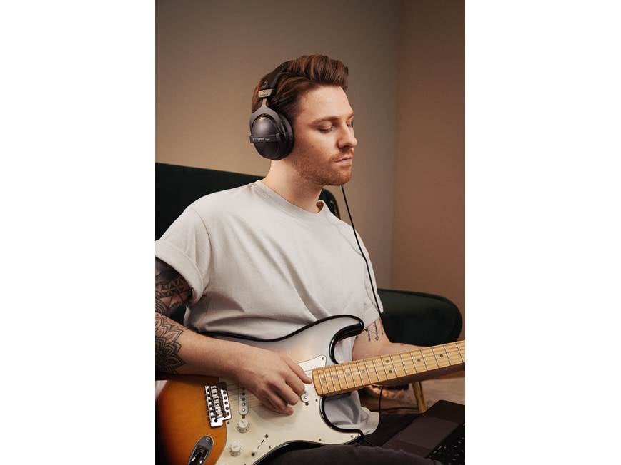 Beyerdynamic DT 770 Pro (32-ohm version) Closed-back wired over