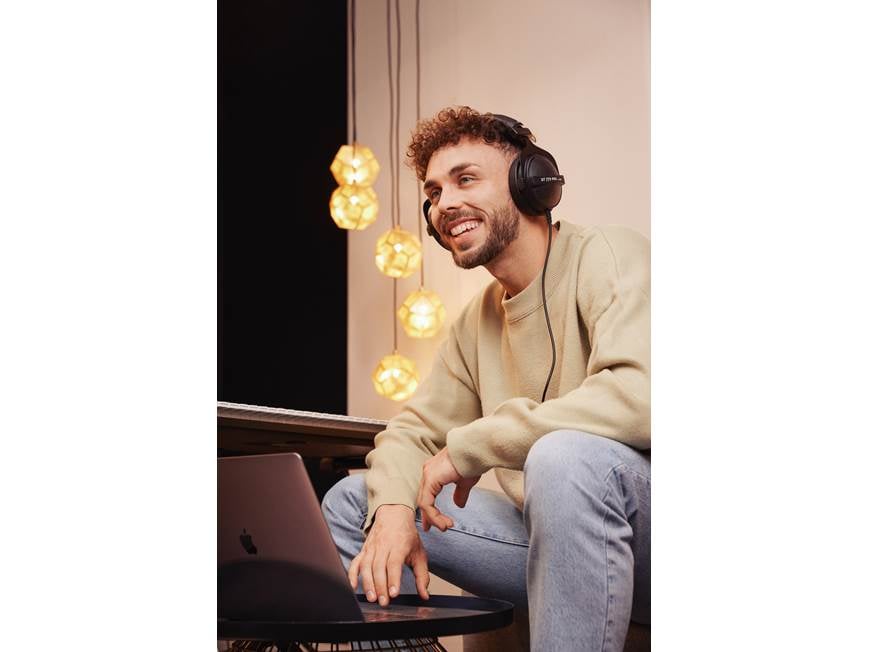 Beyerdynamic DT 770 Pro (32-ohm version) Closed-back wired over