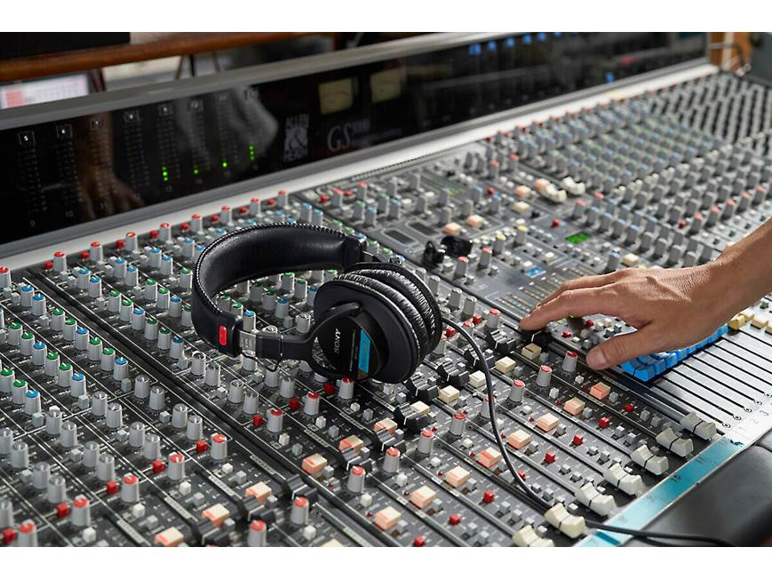 Sony MDR-7506 Closed-back studio monitor wired headphones at