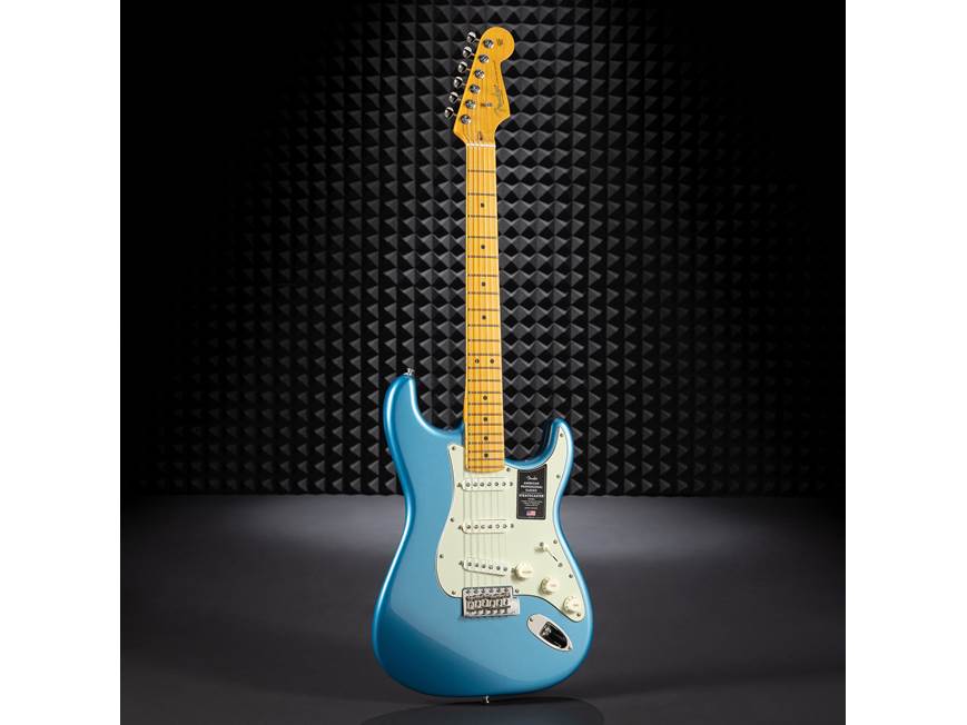 Fender American Professional Classic Stratocaster® (7.4 lbs